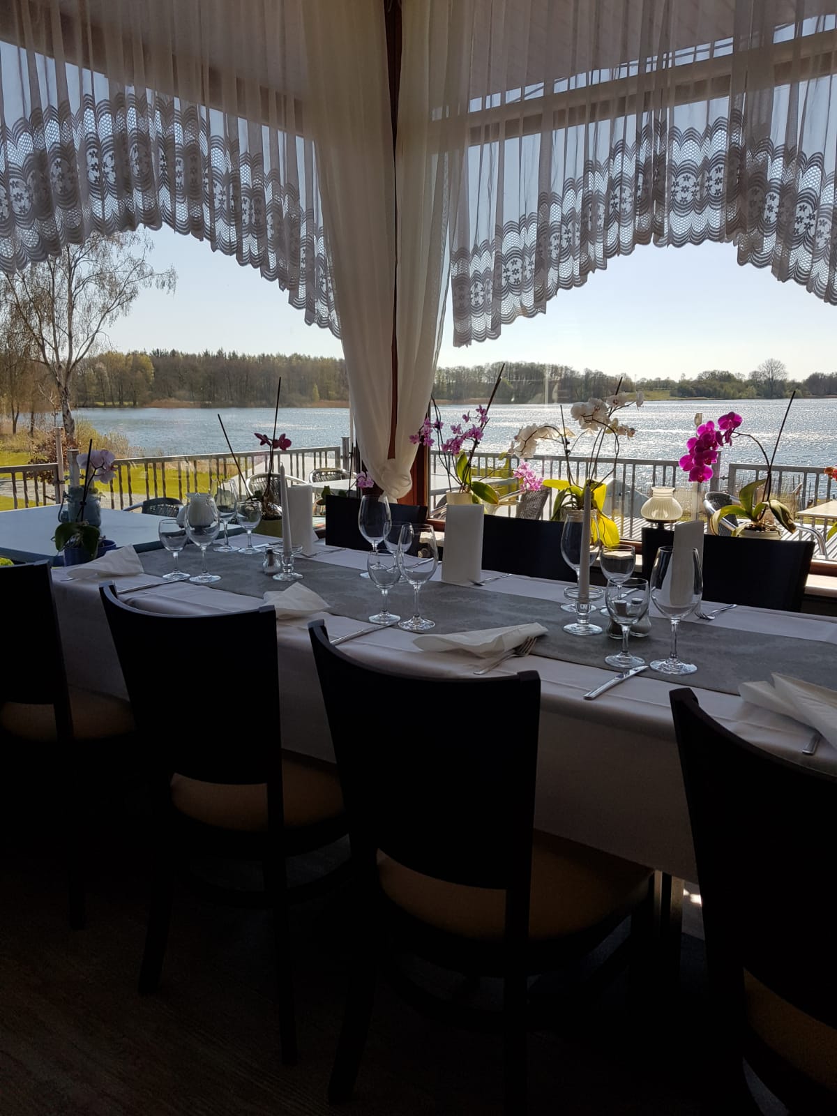 Gedeckter Tisch im Restaurant Seeblick mit Blick auf den Borgdorfer See.